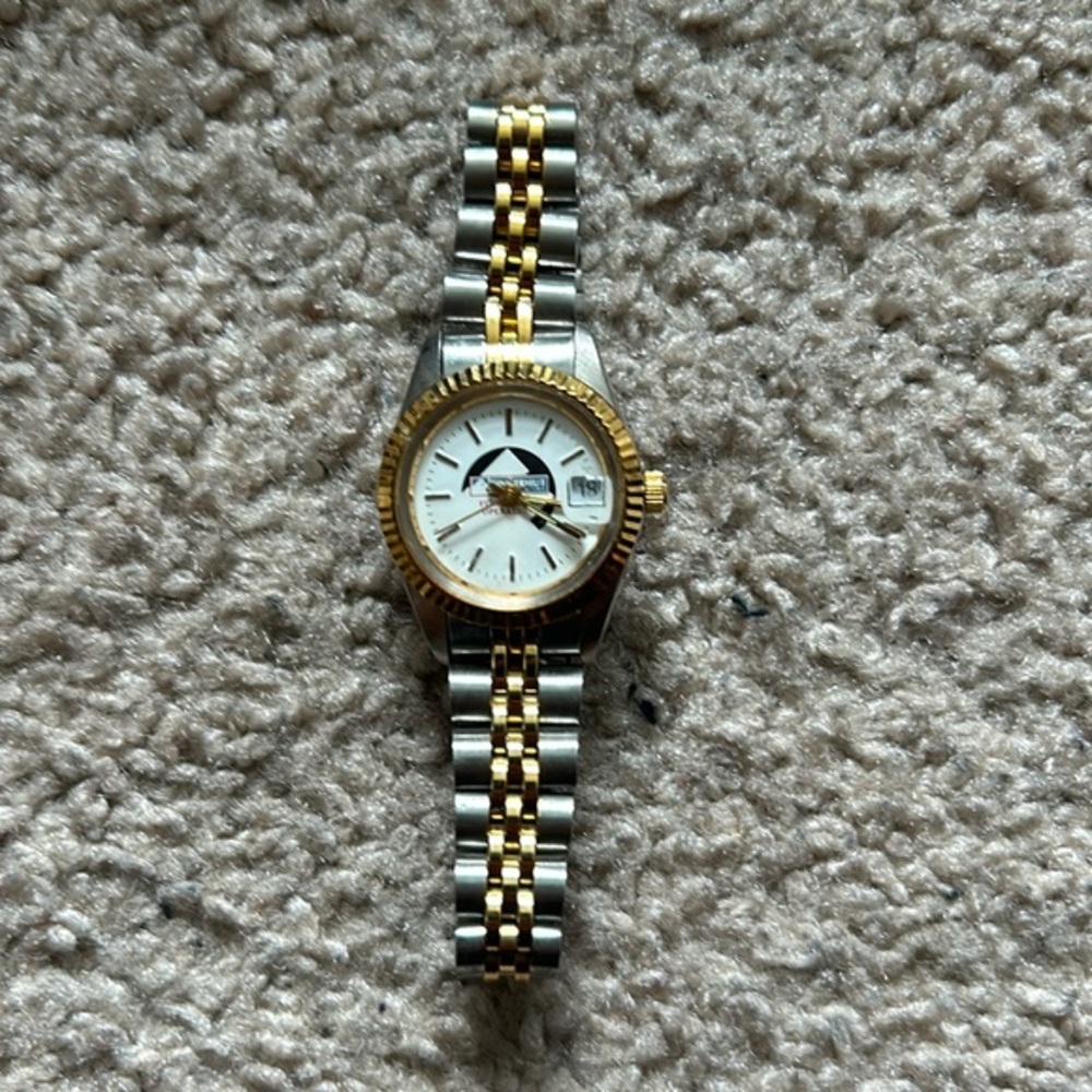 Fingerhut men’s vintage two tone gold/silver‎ watch fits a medium sized wrist